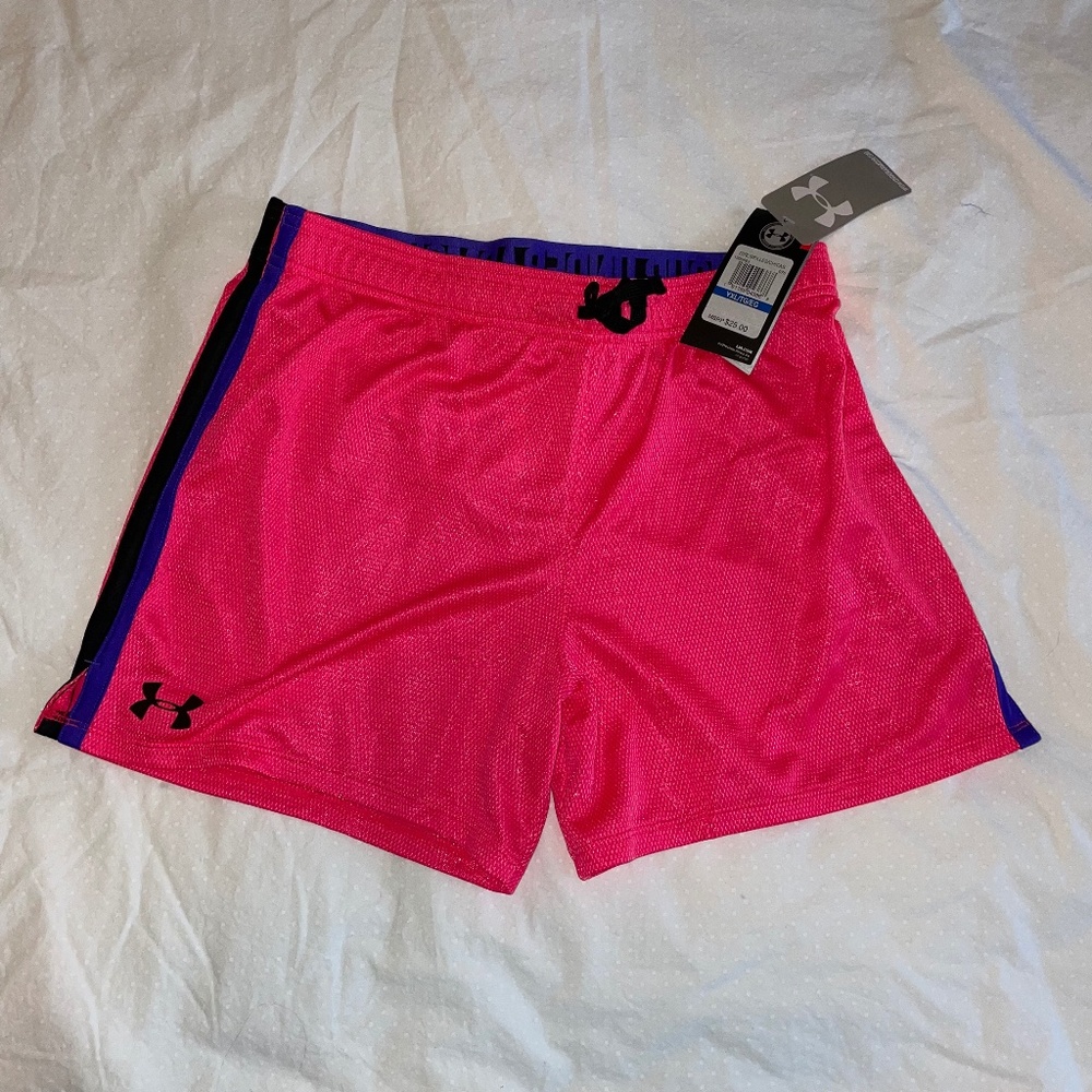 Girls Under Armour Short.  Size XL.  NWT
